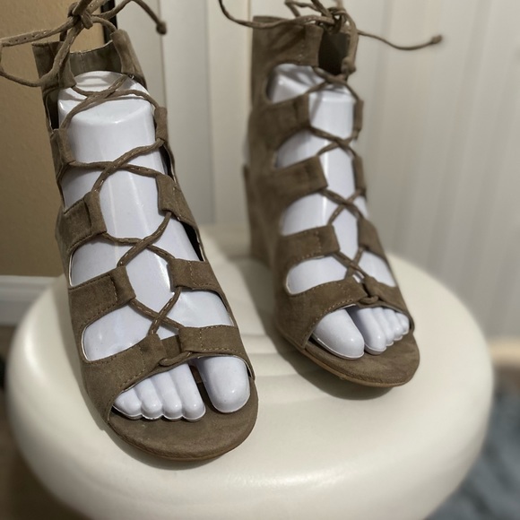 Taupe colored lease up wedge sandals 👡 - Picture 2 of 4